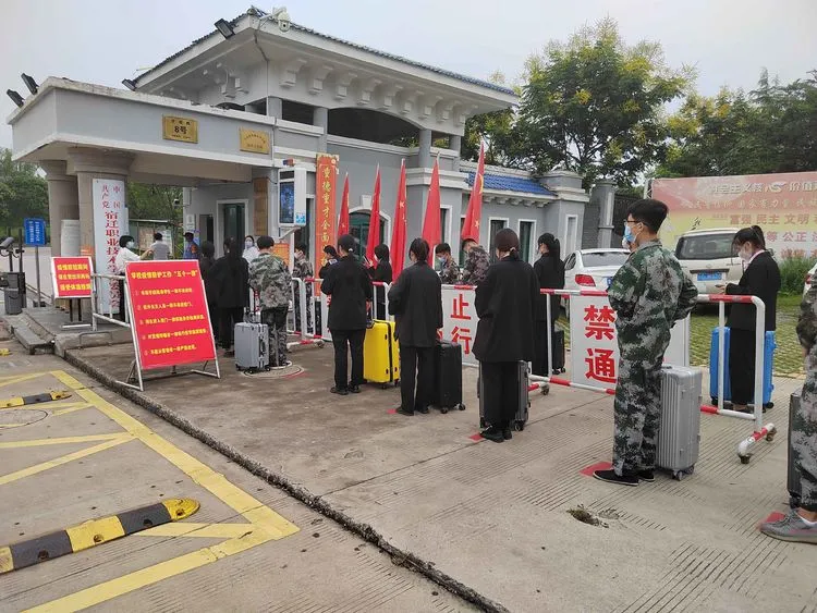 宿遷科技學校舉辦2021年秋季開學疫情防控應(yīng)急處置工作實戰(zhàn)演練